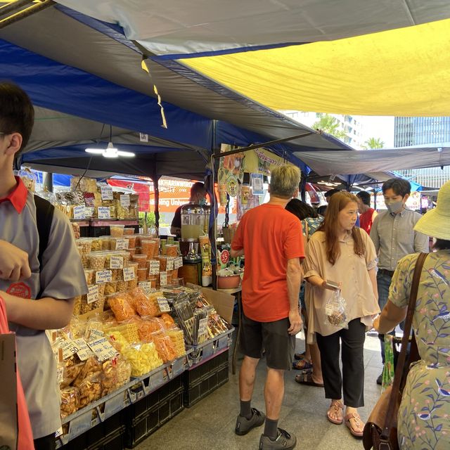 방콕 대학교 안에서 열리는 시장 🍉 