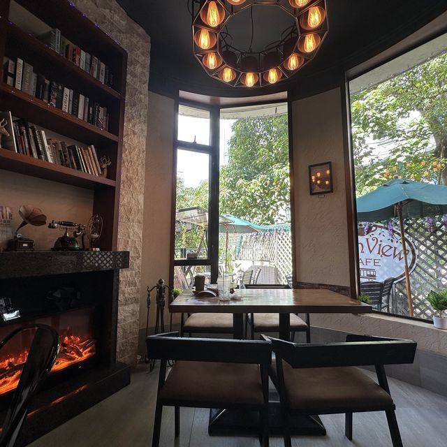 🚠 Tram View Café: 山頂纜車站旁的美食 🚠