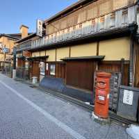 京都！祇園町南側の花見小路（はなみこうじ）伝統的建物の町並み鑑賞