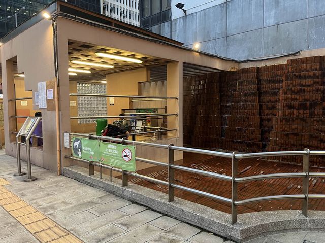 鬧市中嘅人工瀑布牆 @ 彌敦道界限街休憩處