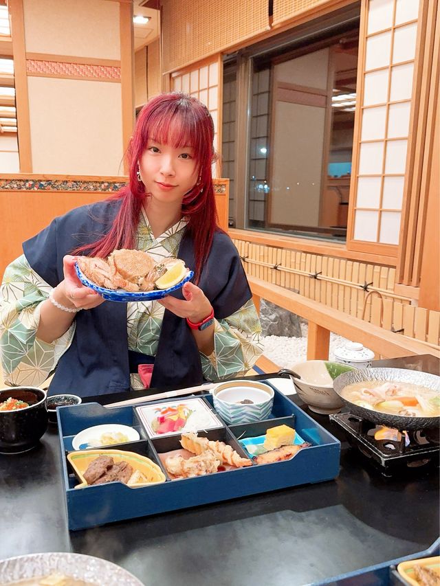 【在大雪山包圍下泡溫泉、任食蟹腳】