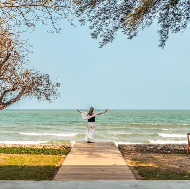 พูลวิลล่าสุดหรู เงียบสงบ ริมชายหาดกุยบุรี