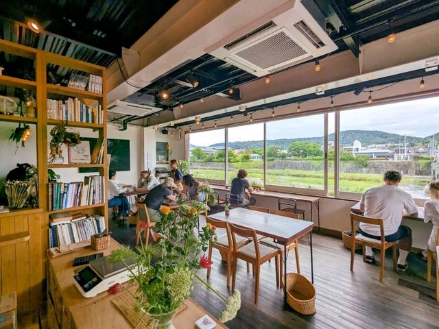 日本京都-河鴨川河景第一排的蔬食店：Veg Out
