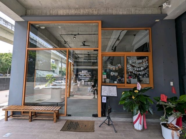 台中-綠空鐵道旁的河景咖啡店：肌渴 Hunger