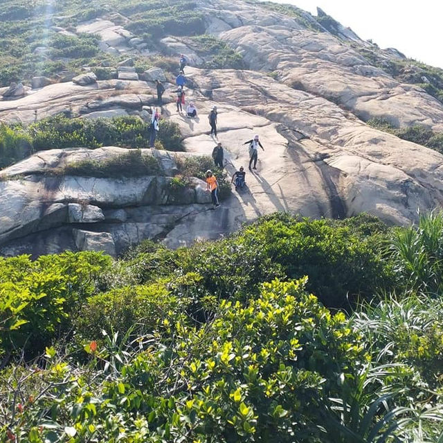 Conquering Fears on Dragon's Back: A Solo Hike to Remember