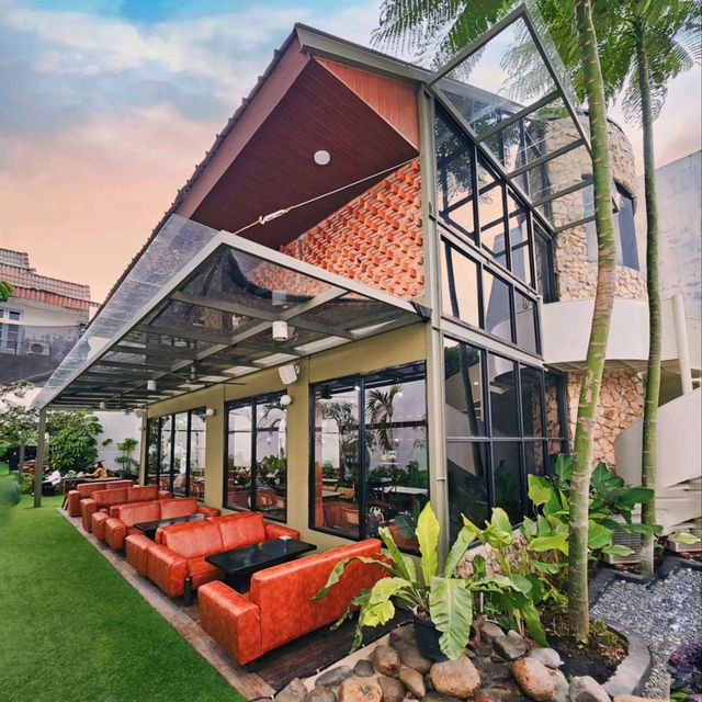 BUN KOPI | IT HAS A SPACIOUS AREA WITH BOTH INDOOR & OUTDOOR SEATING