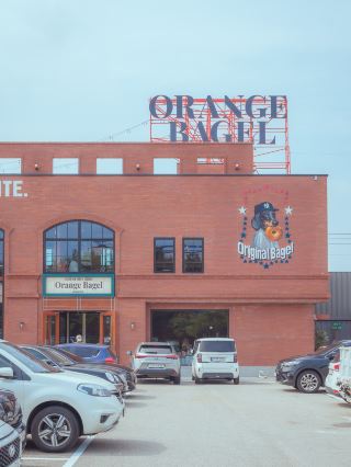 “Orange Bagel Cafe” is currently open and gives you the feeling of being in a bagel shop while traveling in America.