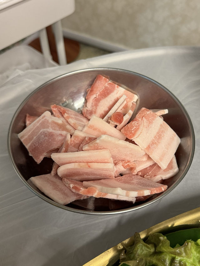 레트로한 감성과 맛까지 겸비한 냉동삼겹살 맛집 ✨