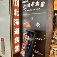 【北海道・新千歳空港】礼文島の新鮮な海産物を丼で味わえる「島の人 新千歳空港ゲートラウンジ店」