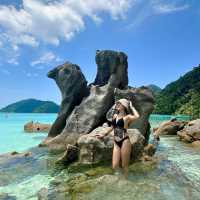 หินแม่ไก่ จุดถ่ายภาพสวยๆ หมู่เกาะสุรินทร์