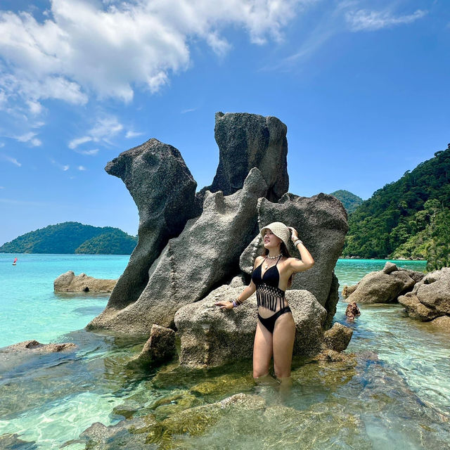 หินแม่ไก่ จุดถ่ายภาพสวยๆ หมู่เกาะสุรินทร์