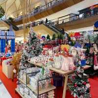 Newly renovated family friendly shopping mall!