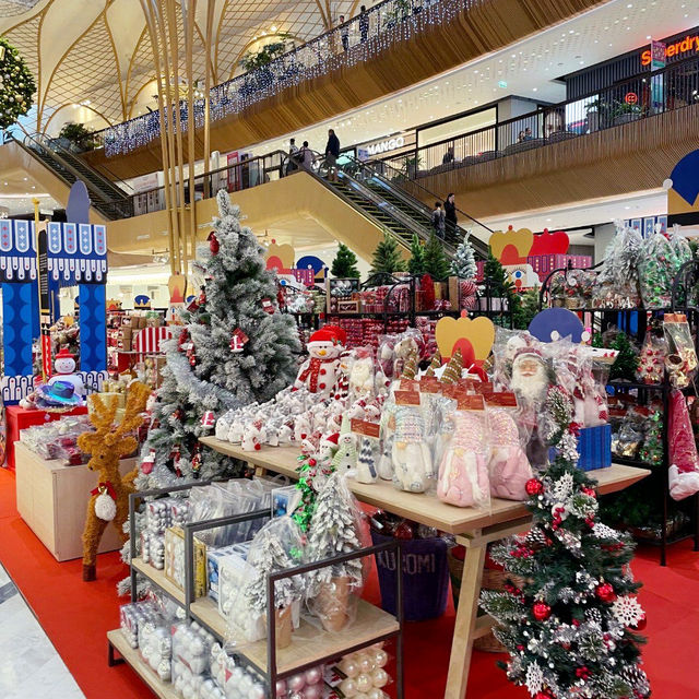 Newly renovated family friendly shopping mall!