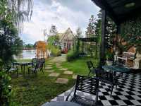 คาเฟ่ สไตล์สวนอังฤษ กลางเมือง สระบุรี 