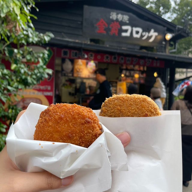 유후인에서 맛있는 먹거리와 함께 온천을 즐기세요!