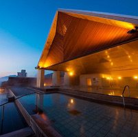 杉乃井飯店：在無邊際露天浴池盡攬別府灣全景