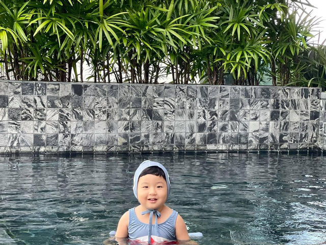 Infinity Pool สระว่ายน้ำลอยฟ้า @Skyview Hotel