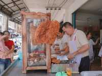 ตา ต๊ะ ข้าวหมูแดง  Signature คือน้ำพริกเผา
