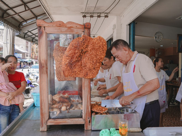 ตา ต๊ะ ข้าวหมูแดง  Signature คือน้ำพริกเผา