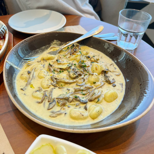 시원한 고층 뷰가 보이는 폴바셋에서 맛있는 피자먹기