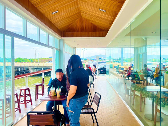 Cafe Amazon กลางทะเลชลบุรี