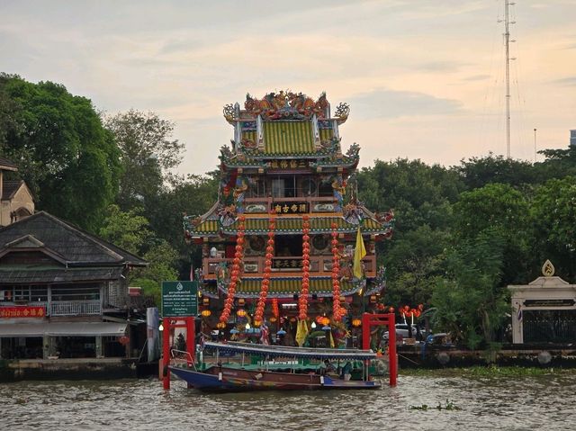  A Journey Through Bangkok’s Beating Heart: The Chao Phraya Ferry Experience