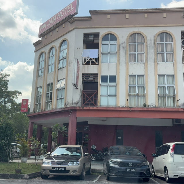 Parking to the Salak transit rail