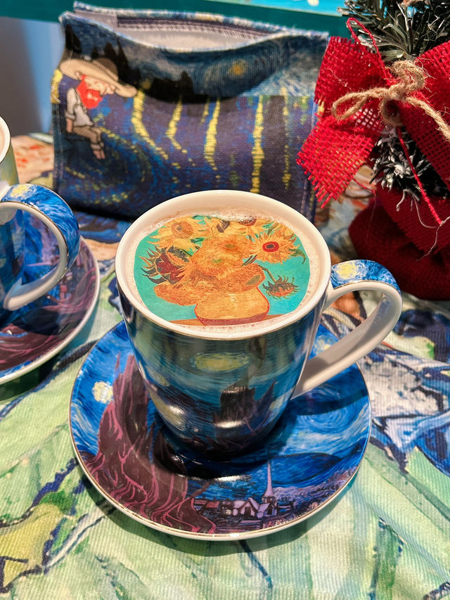 【上海/カフェ】ひまわりと星月夜のラテアートが楽しめる☕️