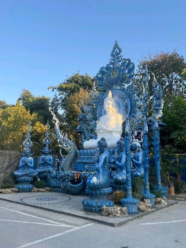 清萊藍廟，色彩斑斕的耀眼湛藍廟宇