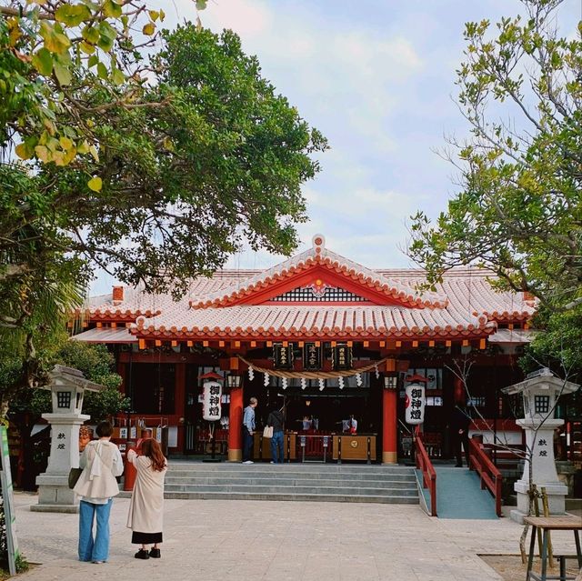 【沖繩】神社建造在海浪拍打的岸邊的巨大珊瑚礁之上