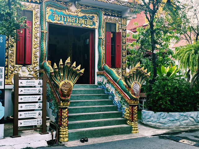 泰國曼谷當地著名求美貌與智慧的寺廟推薦：Wat Nak Prok วัดนาคปรก，適合去請願拍照打卡遊玩。