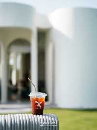 Curvy Dining คาเฟ่สีขาวโค้งมน ย่านกรุงเทพกรีฑา