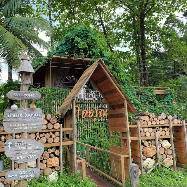 บ้านไร่ ไออรุณ: กะเปอร์ ระนอง