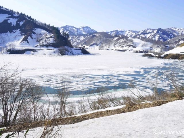 【新潟県】ここでしか見られない！山の流氷「破間川の雪流れ」