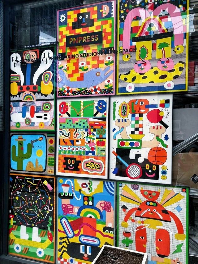 Exploring the famous, vibrant & unique contemporary art districts in Beijing. 