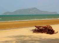 หาดสามร้อยยอดโดดเด่นด้วยทิวทัศน์ที่งดงาม เขาหินปูน
