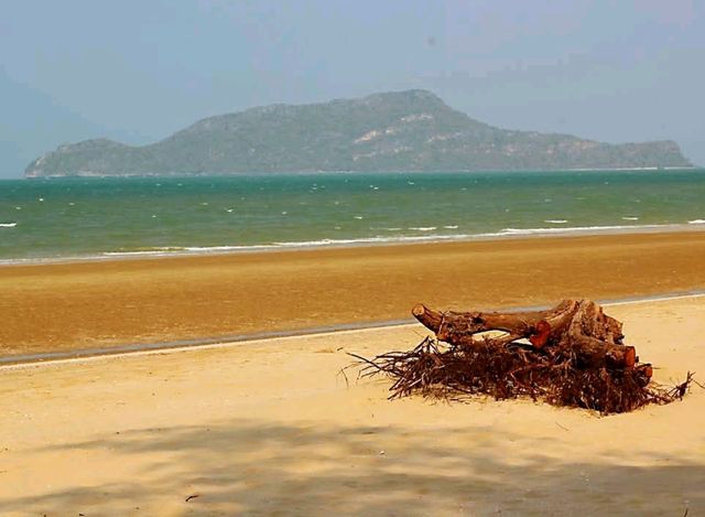 หาดสามร้อยยอดโดดเด่นด้วยทิวทัศน์ที่งดงาม เขาหินปูน