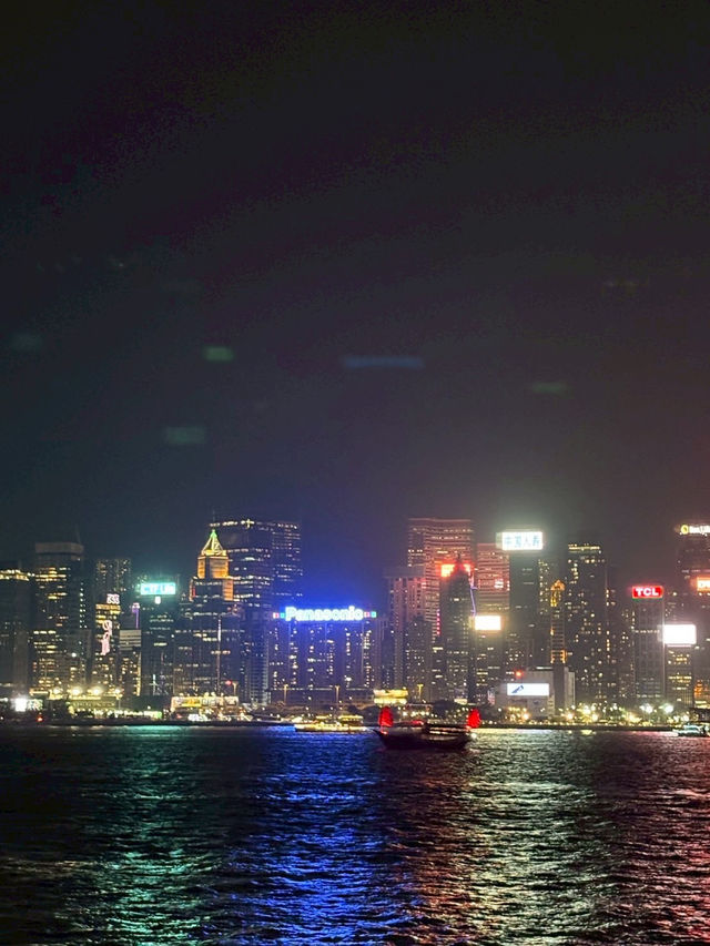 🚢 維多利亞港：在海風中，與香港心跳共振的夜