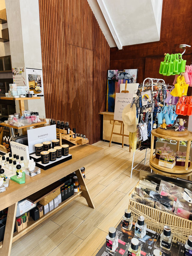 Gaya Street’s Artsy Treasure Trove 