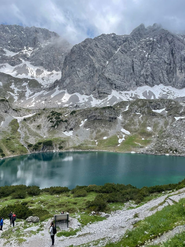 ドラッヘンゼーを見下ろす絶景の山小屋、コーブルガー・ヒュッテで心も体もリフレッシュ！⛰️✨