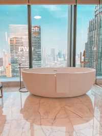 🇮🇩🏙️ Skyline Magic: Live the Suite Life at The Langham Jakarta! ✨🍸