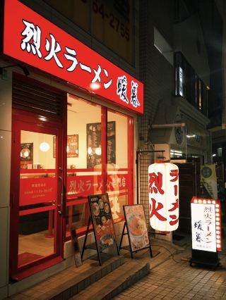 三天兩晚那霸不租車自由行
全靠公交完成✅
1.沖繩必吃的暖幕拉麵🍜真的好好吃🤤
有去沖繩的一定要去，如果不想在市區排隊可以多走十分鐘的路到開南店，完全不用等候(o^^o)
2.網上很火的A&W速食店打卡機位，位在牧港店，室外拍照真的超出片！這裏離市區比較遠，從國際通搭公車過去要半個鐘頭左右～跟我一樣獨旅的朋友不用擔心沒人幫你拍照，店家很貼心的設了腳架完全不需求人😌
3-4.是渡嘉敷島的果凍海（我就是衝著這果凍海來的啊啊啊，真的很美！
