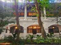 Strolling around the colonial buildings of Raffles Hotel