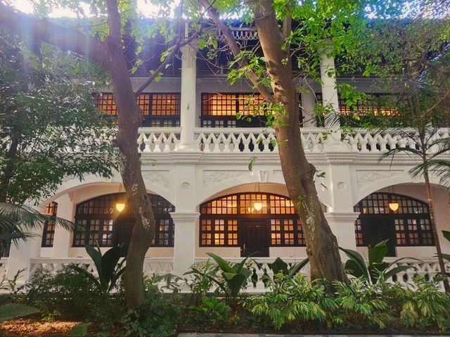 Strolling around the colonial buildings of Raffles Hotel