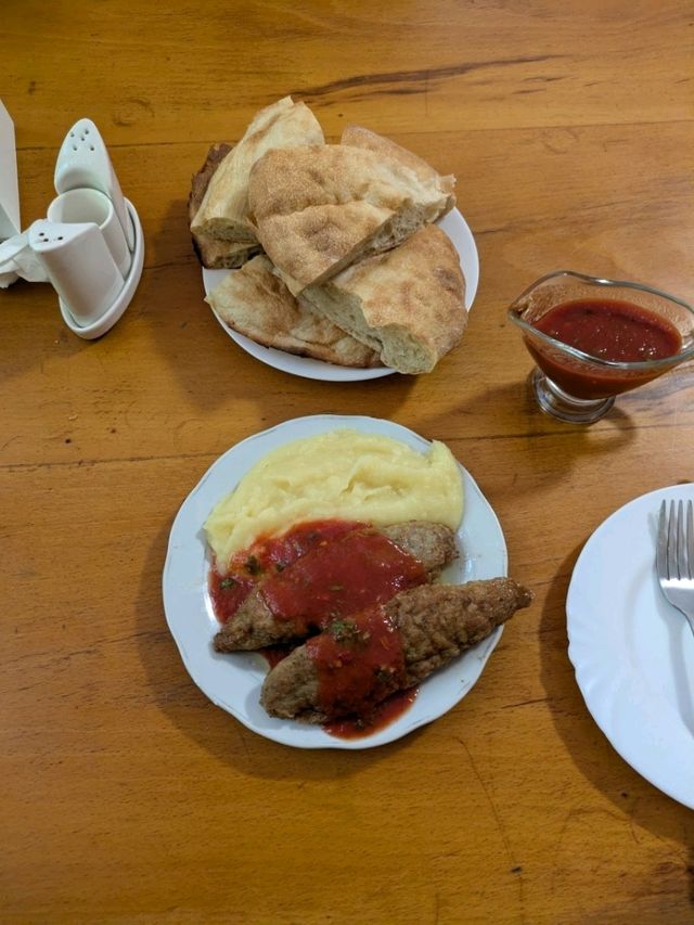 【ジョージア🇬🇪】ゴリカツレツと緑の風に誘われて