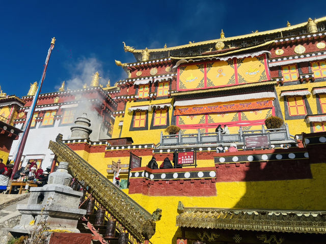 走進香格里拉的金色世界，在松贊林寺轉經，看見信仰與寧靜共存的時光裂縫