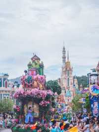 迪士尼樂園20週年，奇妙派對正式開始！ ‌ 換上最搶眼的派對造型，加入最喜愛的迪士尼朋友 參加最奇妙的派對！ 由樂園到酒店，由日到夜玩不停！  派對焦點 1 迪士尼好友Live：城堡派對 ‌ 米奇與好