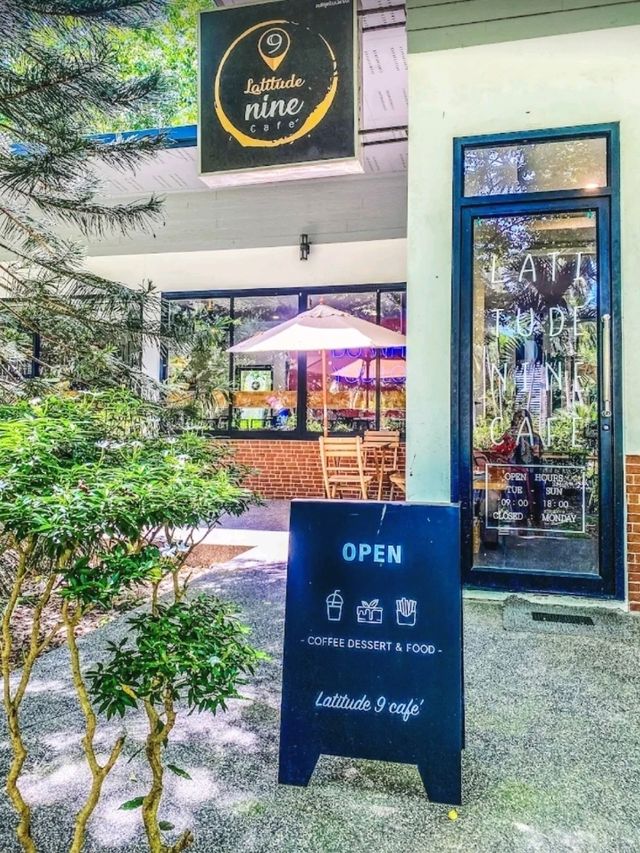 Latitude 9 Cafe Samui: คาเฟ่บรรยากาศอบอุ่น สวยงาม