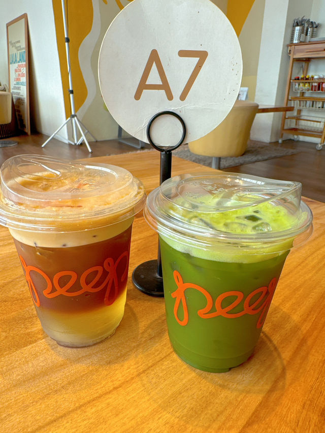 คาเฟ่ติดชายหาดบางแสน @Peeps breakfast and bar 🍷