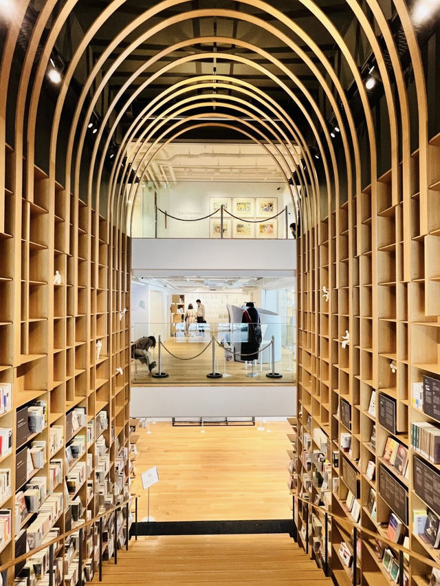 Waseda International House of Literature (Haruki Murakami Library) – A Lyrical Tunnel of Words in To